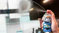 SOFT99_ANTI_FOG_SPRAY_preparat_zapobiegajacy_parowaniu_szyb_uzycie_1.webp