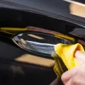 k2_ultra_cut_lekko_scierna_pasta_do_usuwania_rys_z_lakieru_uzycie_2.webp