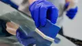ADBL_Glass_Cube_kostka_filcowa_do_polerowania_szyb_uzycie_1.webp