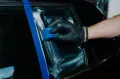ADBL_Glass_Cube_kostka_filcowa_do_polerowania_szyb_uzycie_3.webp
