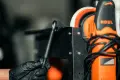 ADBL_DETAILING_BRUSH_RACZKA_do_pedzelka_uzycie_3.webp